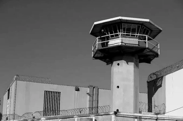 Fachada de un penal federal de máxima seguridad con muros de concreto y torres de vigilancia.