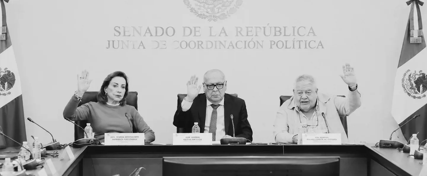 Veto al teléfono en aulas de educación básica: el Senado lo aprueba en comisiones antes de que arranque la regla de la SEP