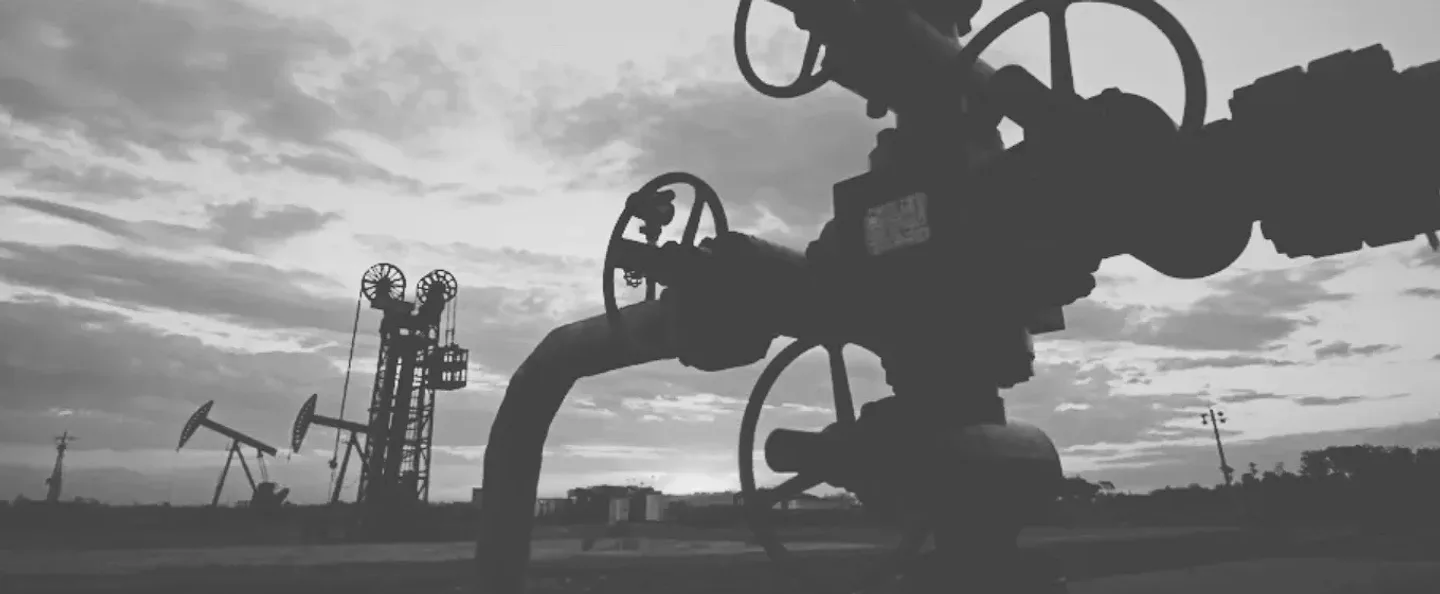 Brent a unos 100 dólares por los ataques a buques en Ormuz: Hacienda renuncia a más IEPS y Pemex vende menos