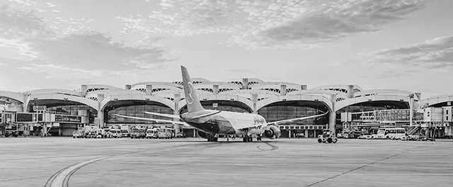 Riad mantiene cerrado su aeropuerto tras el ataque hutí que dejó al menos 12 muertos