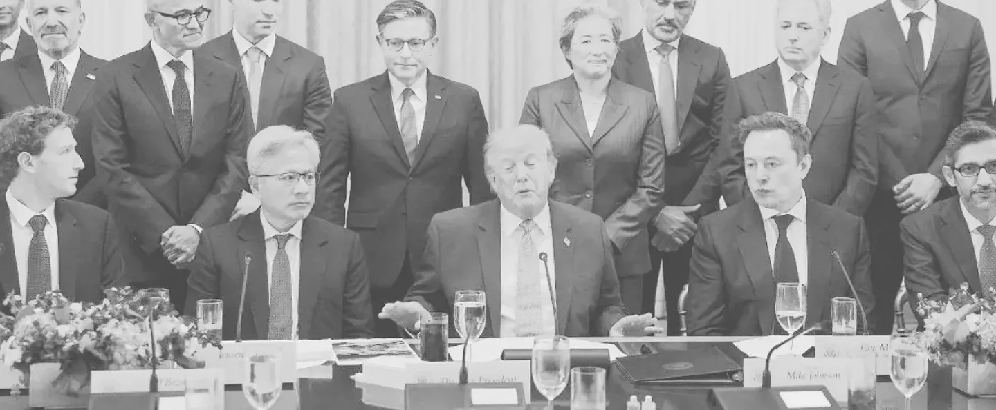Seis empresas de inteligencia artificial acuerdan con Trump un código de seguridad sin sanciones, frente a la ley europea