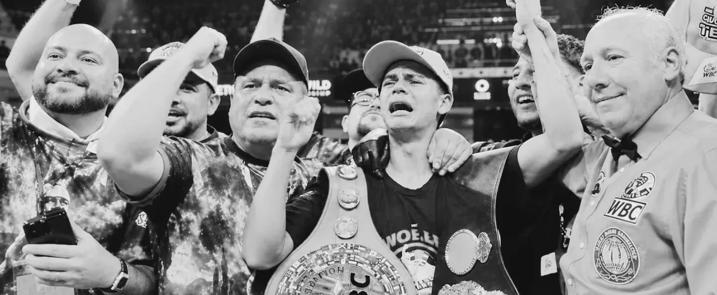 Hermosillo ya tiene campeón mundial: «Yoreme» Mendoza tumba tres veces a Sandoval y gana dos cinturones