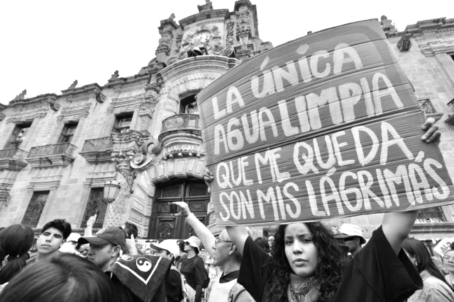Multitud con pancartas frente al Palacio de Gobierno de Jalisco, en una plaza del centro de Guadalajara.