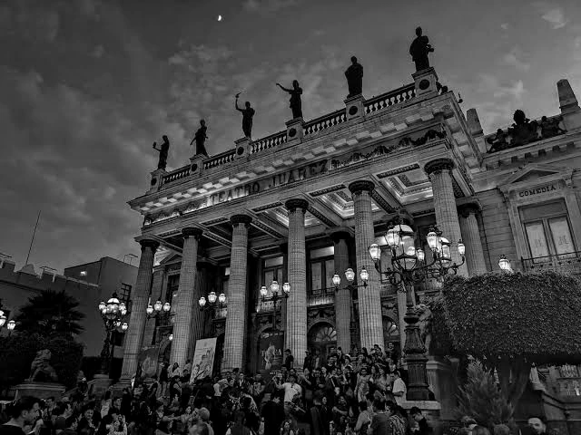 Teatro Melchor Ocampo, en Morelia, con la fachada iluminada durante una ceremonia nocturna del festival de cine.
